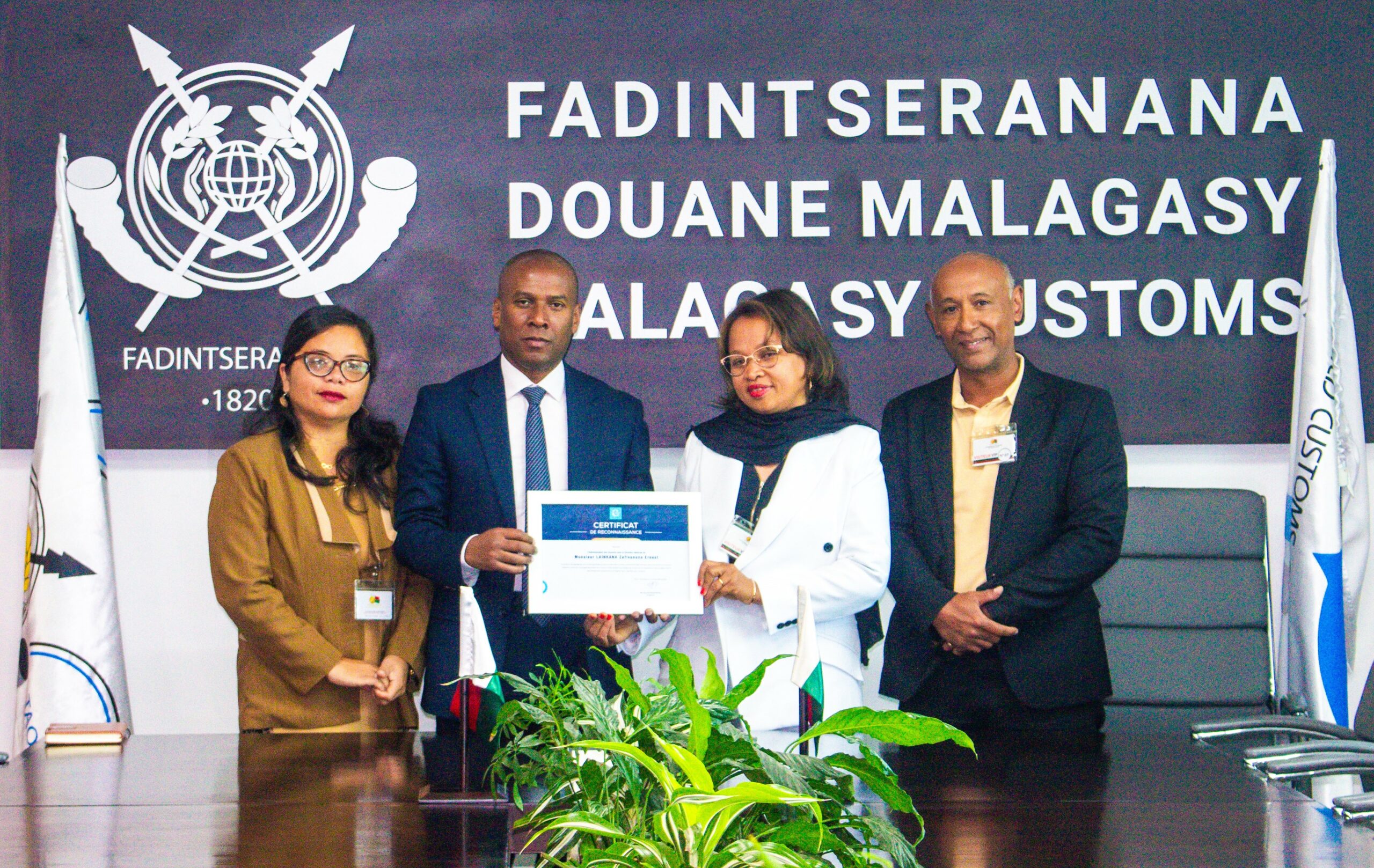 G_HUB SOLUTIONS' team with the General Manager of Malagasy Customs